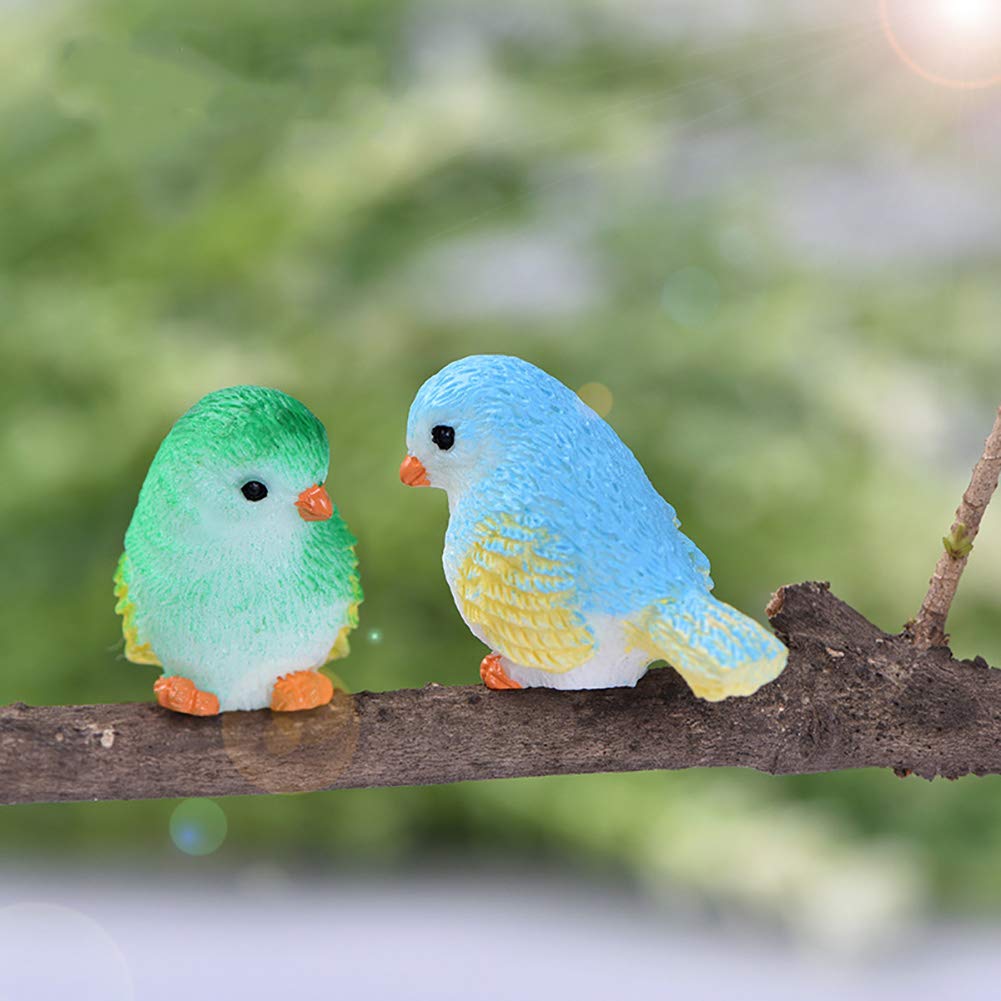 MAOMIA resin bird figurine; diverse species add visual variety to any scene.