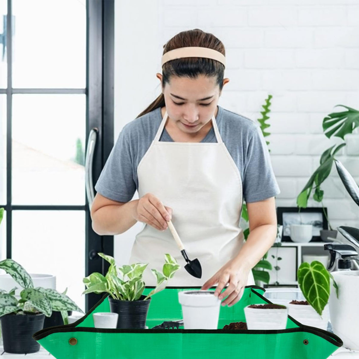 MAQIHAN mat supports trimming, fertilizing, and watering indoors.