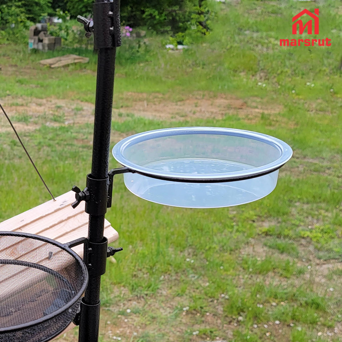 Marsrut clear design improves bird visibility at the feeding station.