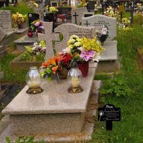 Marsui outdoor memorial marker featuring dandelion motif for garden use