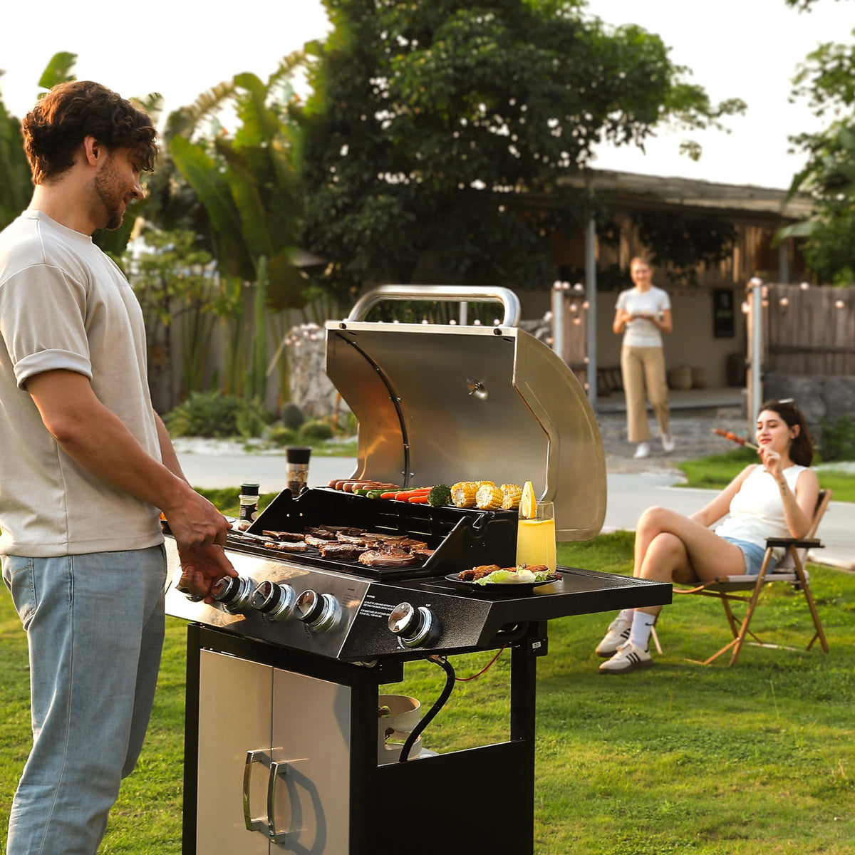 Master Cook 4+1 grill cooking area highlights 518 sq in space for diverse menus
