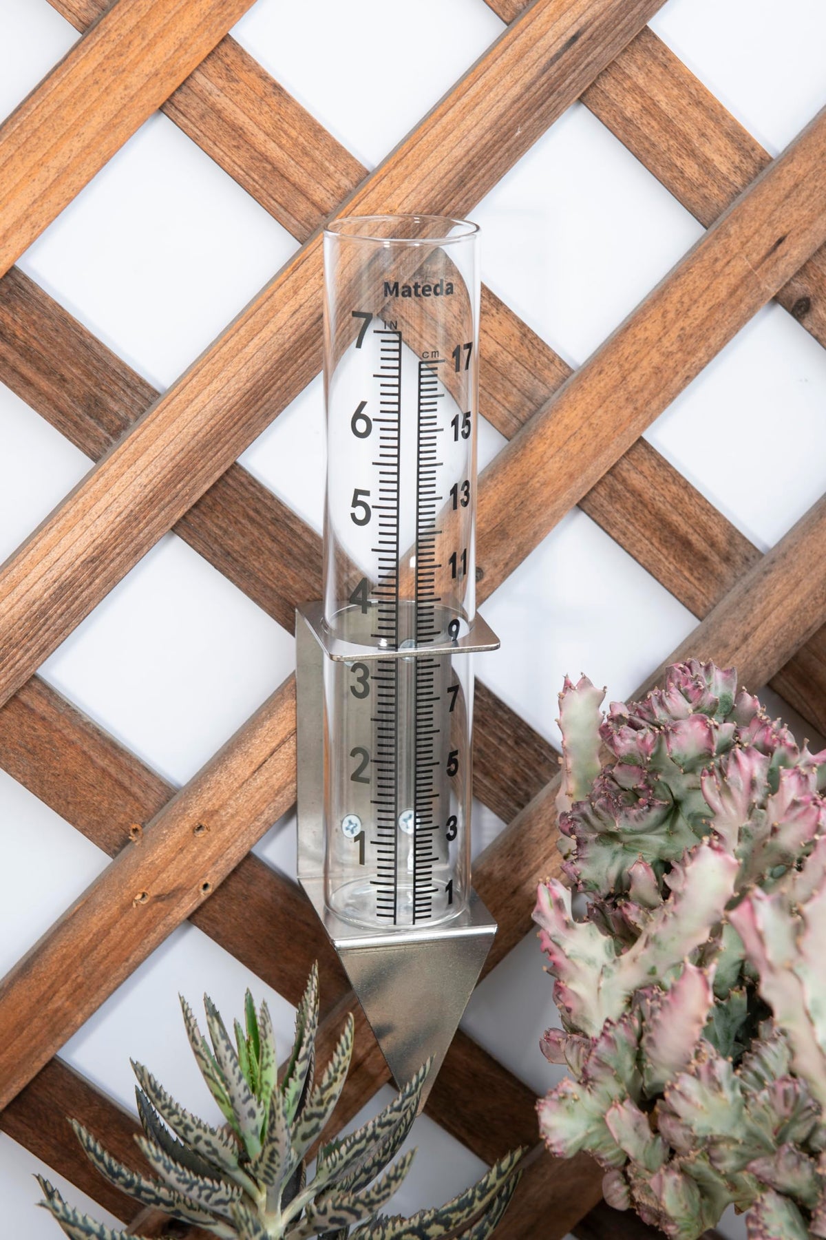 Mateda ground spike mount enables quick, stable outdoor setup.