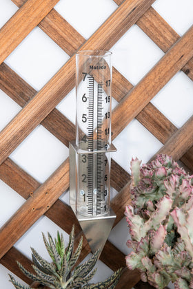 Mateda ground spike mount enables quick, stable outdoor setup.
