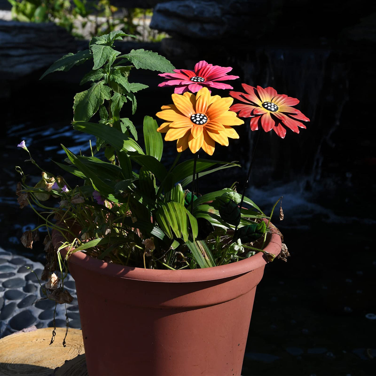 Matlern weatherproof painted flower stake resists rain, snow, and sun.