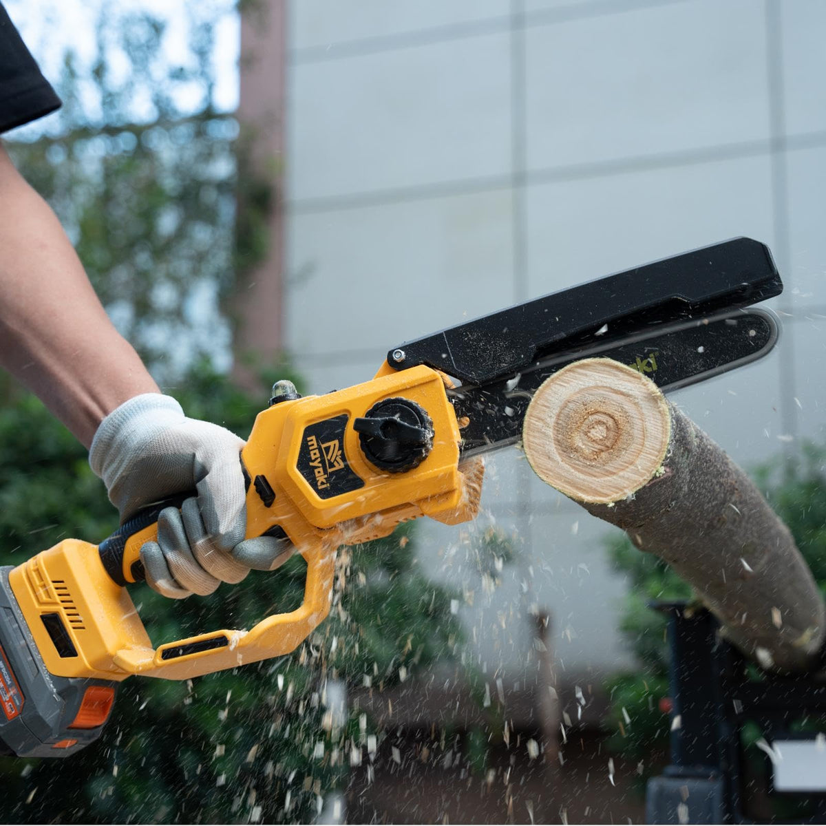 4Ah battery powers several cuts through wet 4x4 wood.