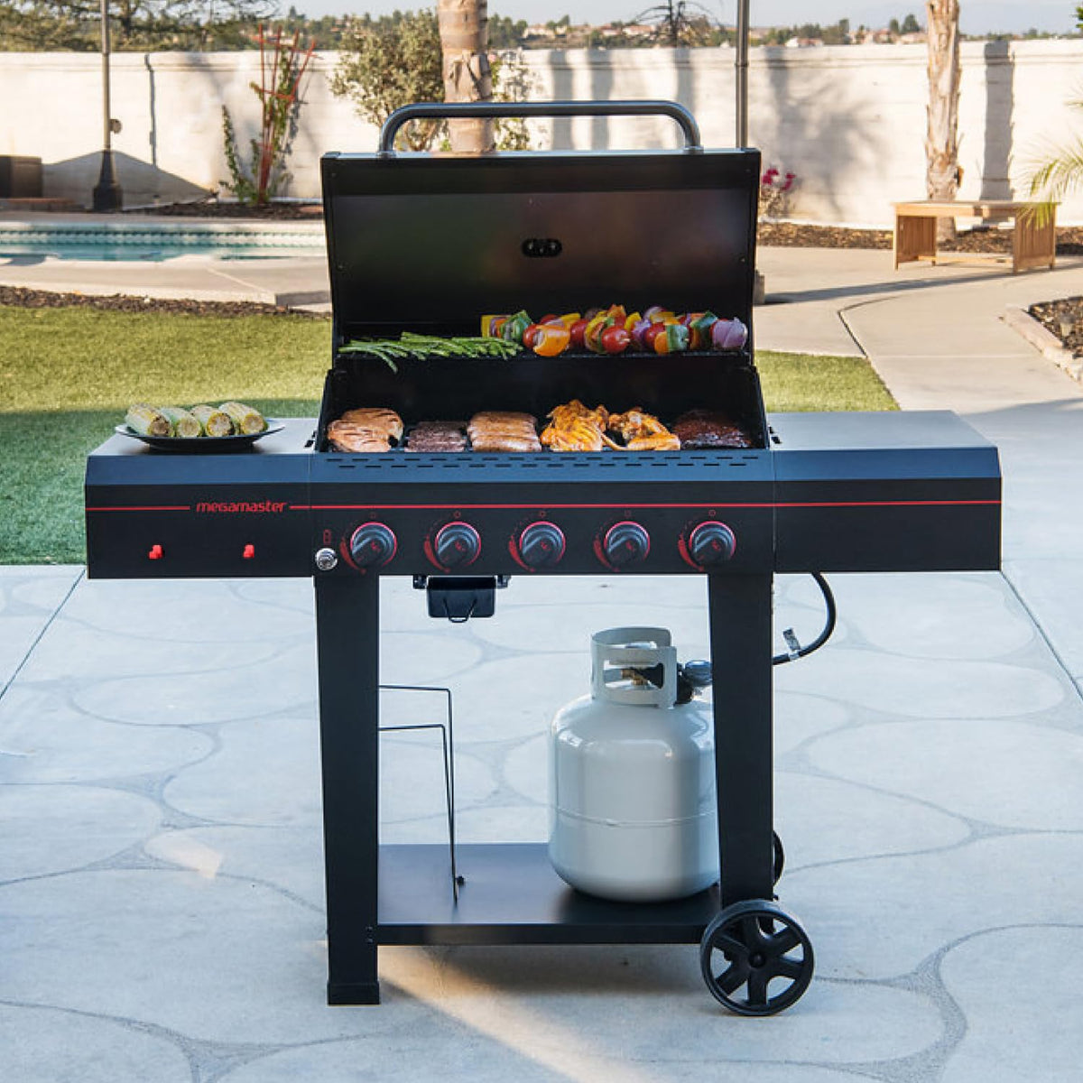 Megamaster 656-square-inch cooking area offers ample space for multiple items.