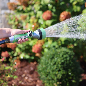 Melnor RelaxGrip soft gel grip reduces hand fatigue during watering.