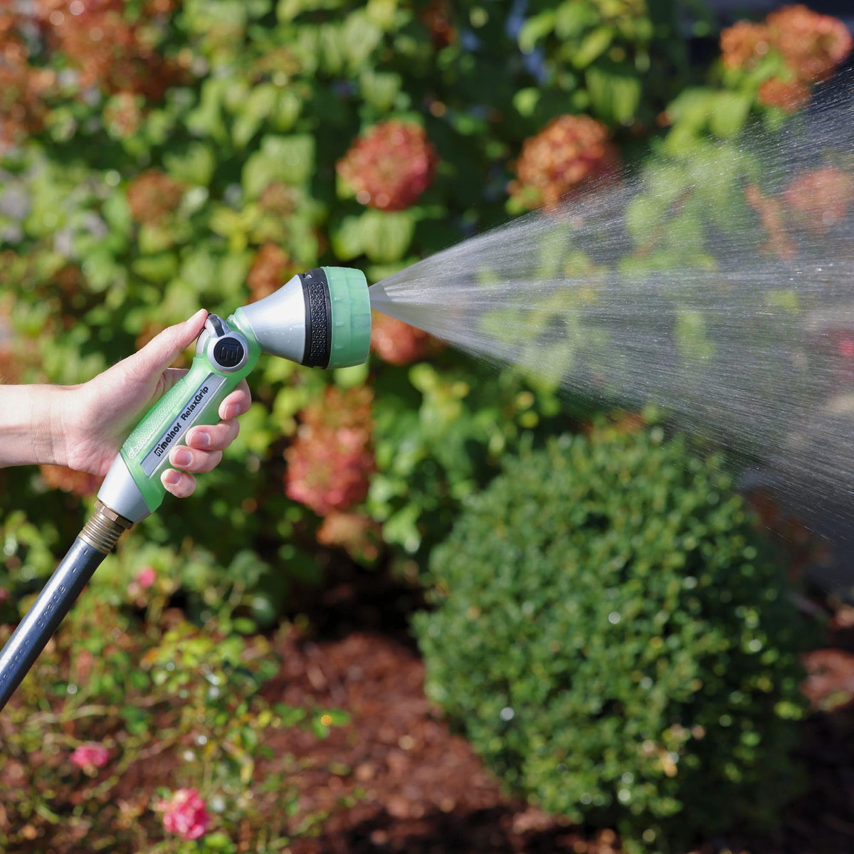 Melnor RelaxGrip versatile spray ideal for petunias and patios.