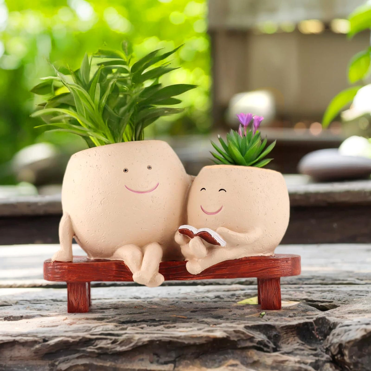 Meltset M smiley succulent pot on bench, brightens desks and shelves.