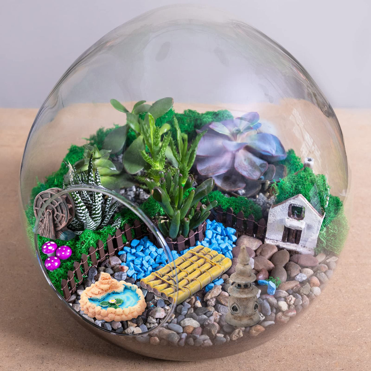 Meooeck miniature dollhouse diorama offers versatile indoor and outdoor décor options.