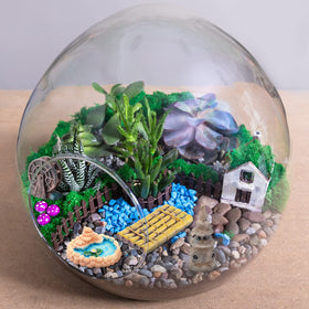 Meooeck miniature dollhouse diorama offers versatile indoor and outdoor décor options.