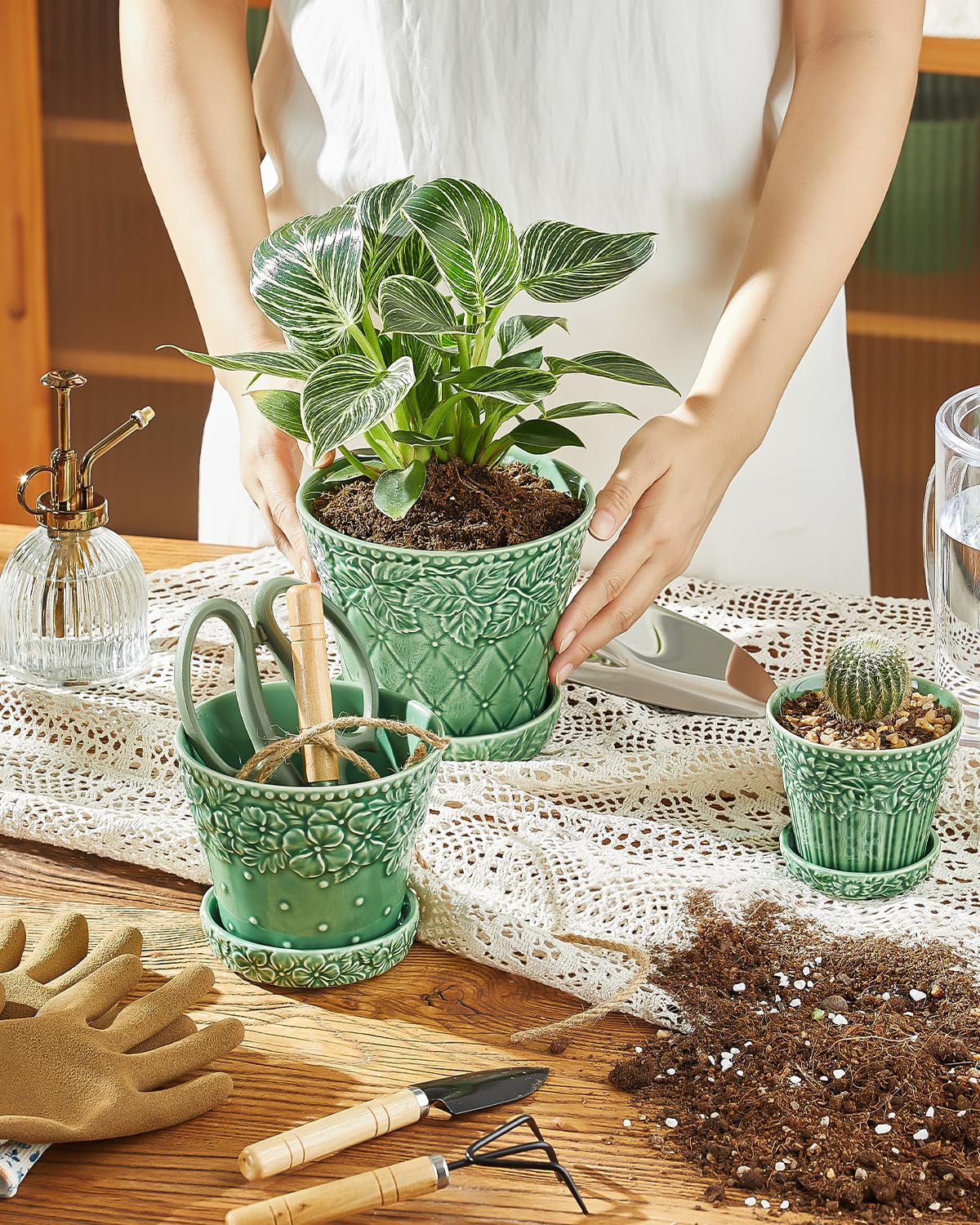 Metahom desk-display pot keeps greenery neatly organized.