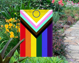 MIDLE flag with easy storage, ideal for seasonal display.