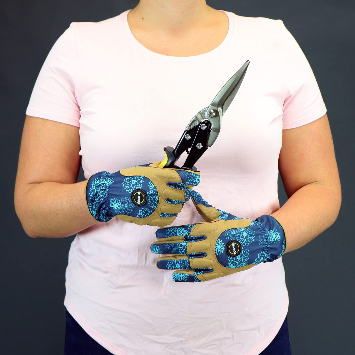 Miracle-Gro gloves — ideal for mulching, planting, and pruning tasks.