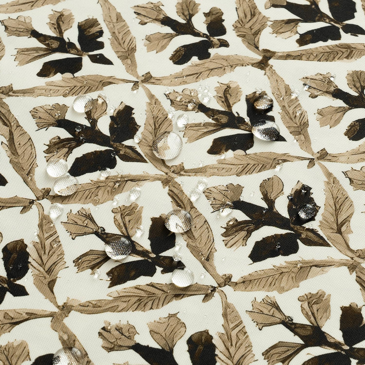 MIULEE neat stitching and piping elevate outdoor décor with a polished finish.