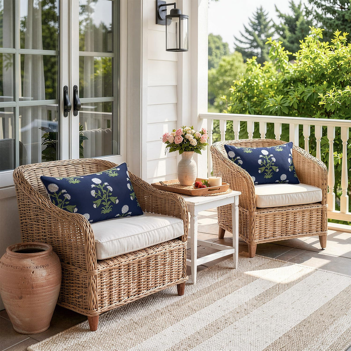 MIULEE piping edge on lumbar cover enhances refined detail for outdoor spaces.