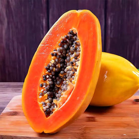Mixrug dwarf papaya leaves and tree structure emphasizing compact growth