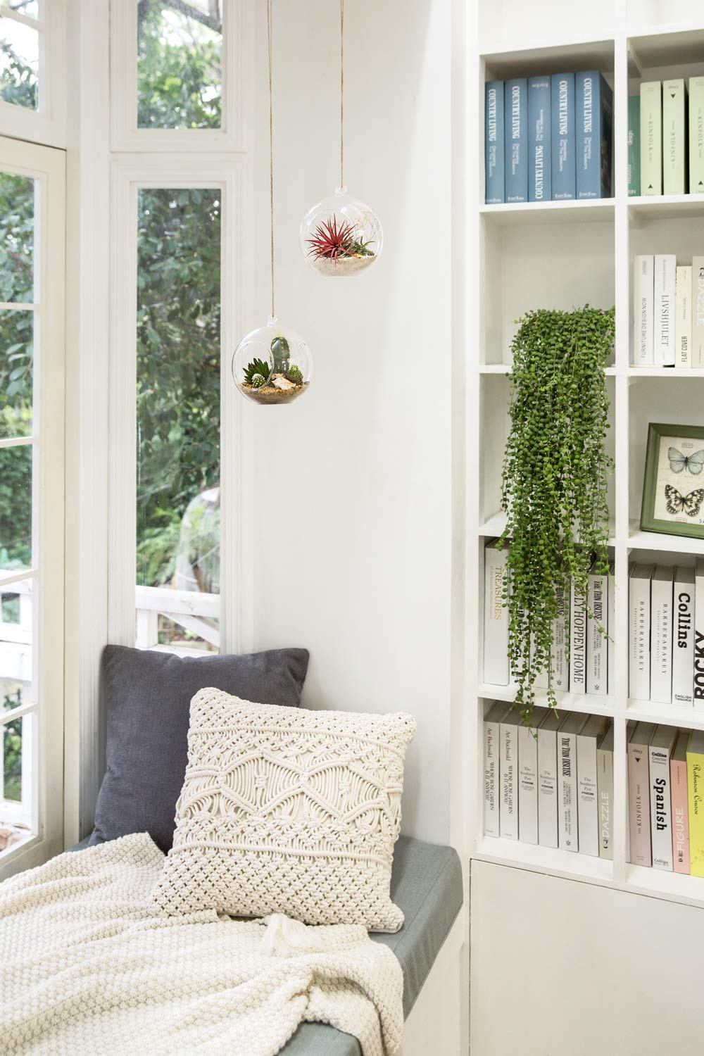 Mkono flat-bottom globe keeps decor stable on shelves or tabletops.