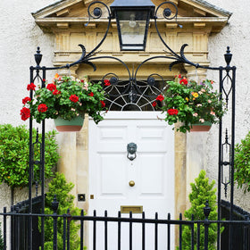 Montresor 3-set 8/10/12-inch hanging baskets for versatile decor.