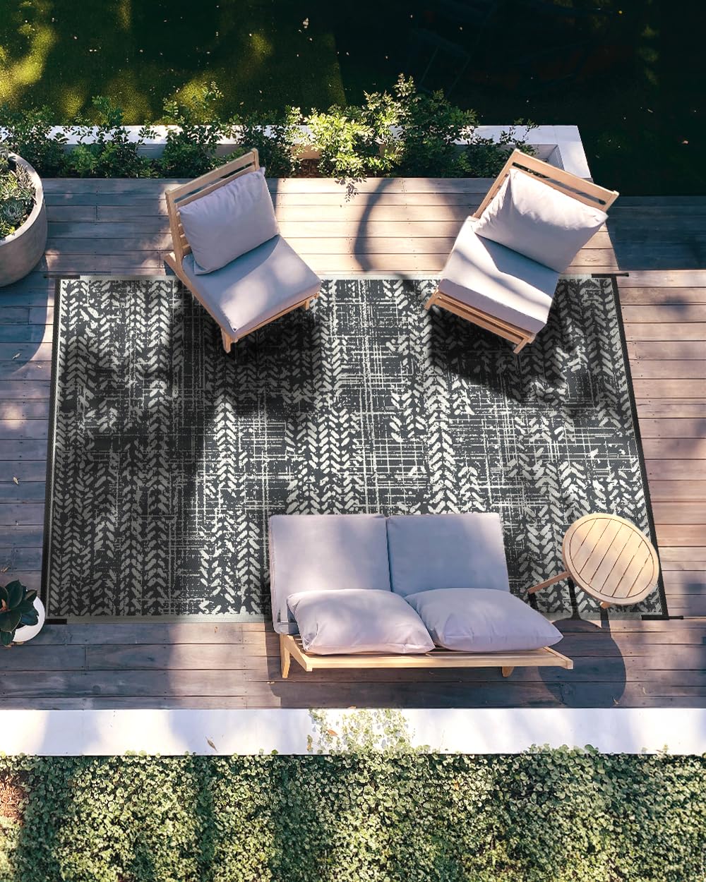 MontVoo lightweight rug with stakes showcased for stability.