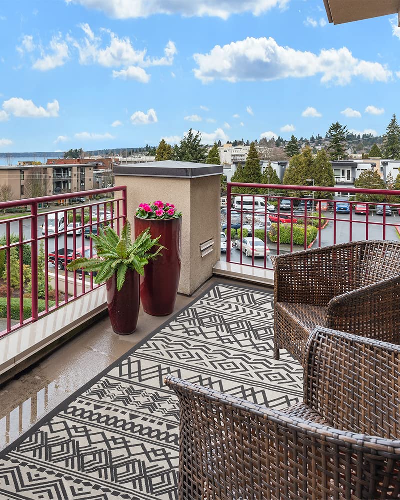 MontVoo versatile black and white rug for indoor and outdoor spaces.