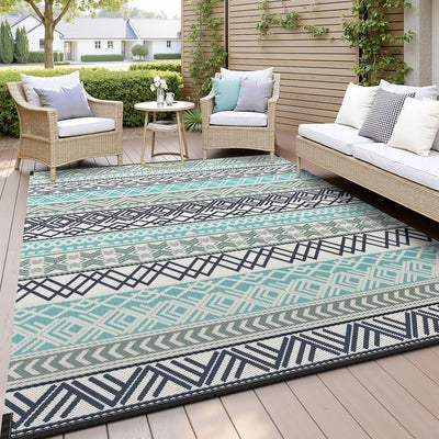 MontVoo outdoor rug close-up of waterproof woven straw texture for quick-dry use.
