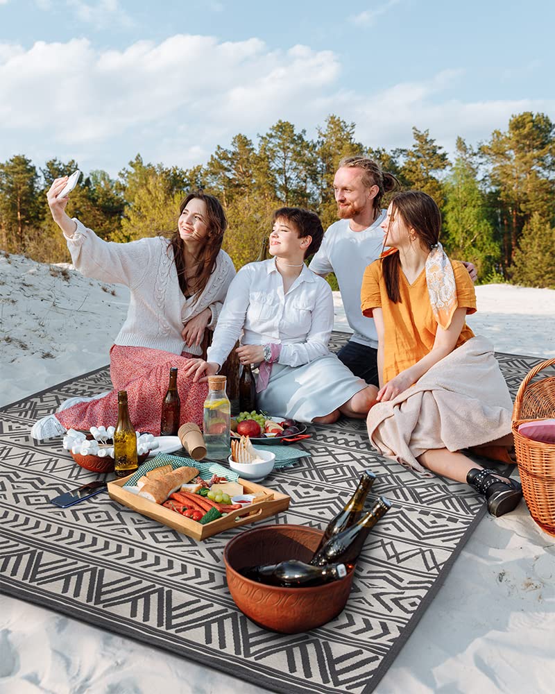 MontVoo black and white outdoor rug complements modern exterior spaces beautifully.