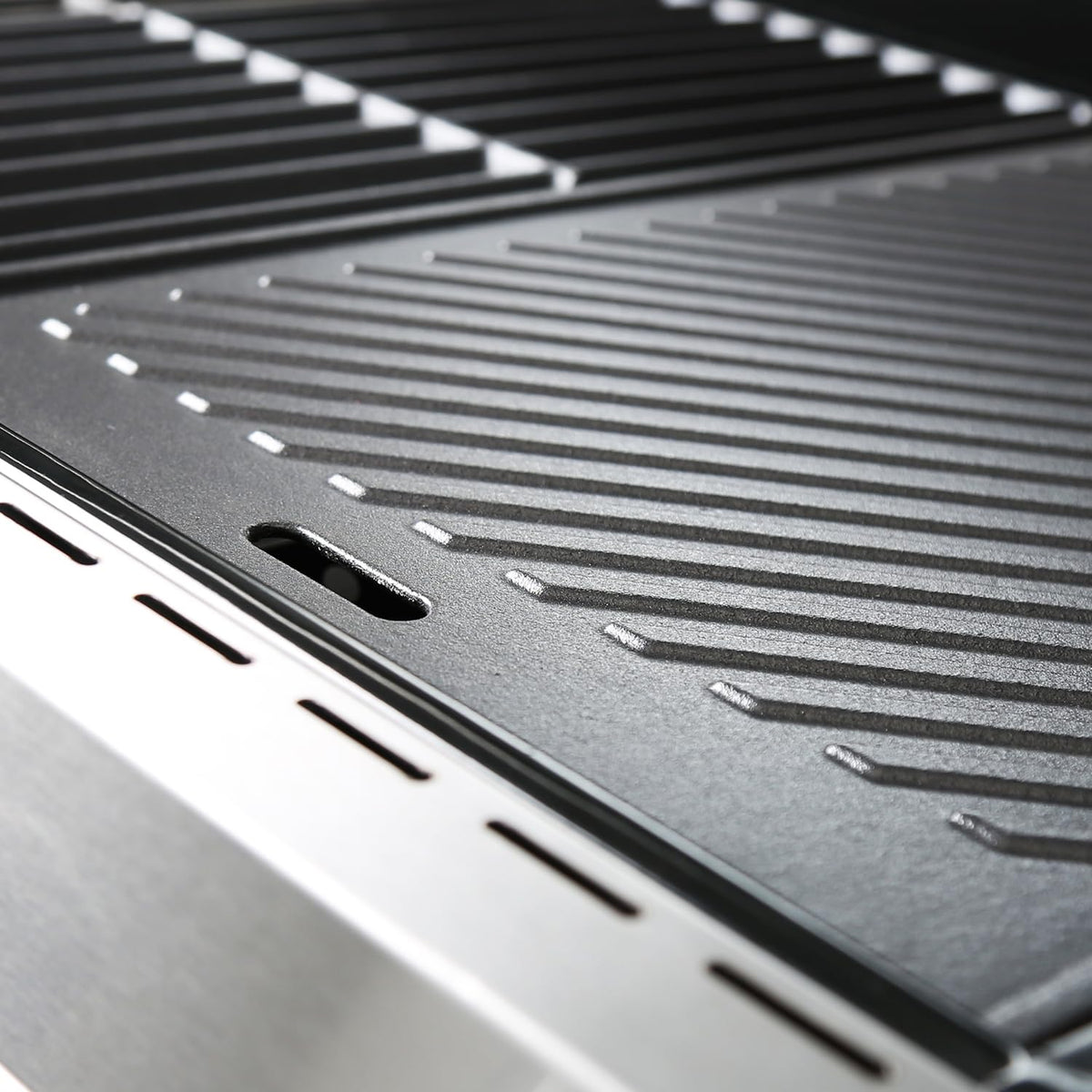 Monument Grills A005 quick heat release creates a searing surface.