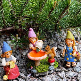 Mood Lab garden gnome lady-7 statue provides a decorative accent for entrance displays.