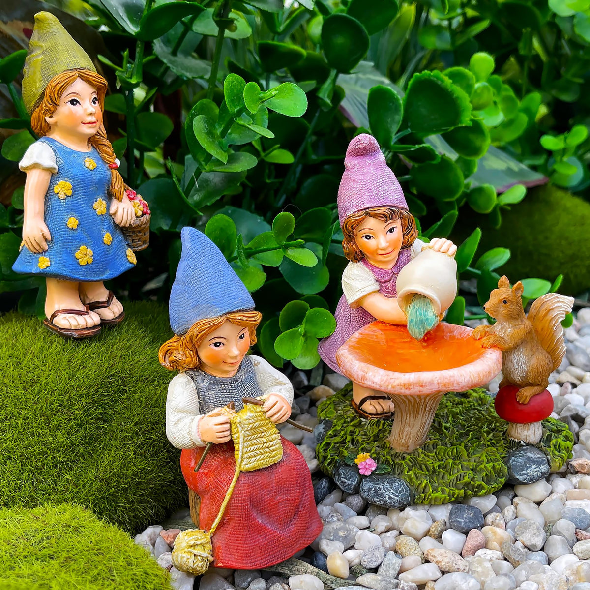 Mood Lab garden gnome lady-9 statue is ideal for indoor display and outdoor decor.