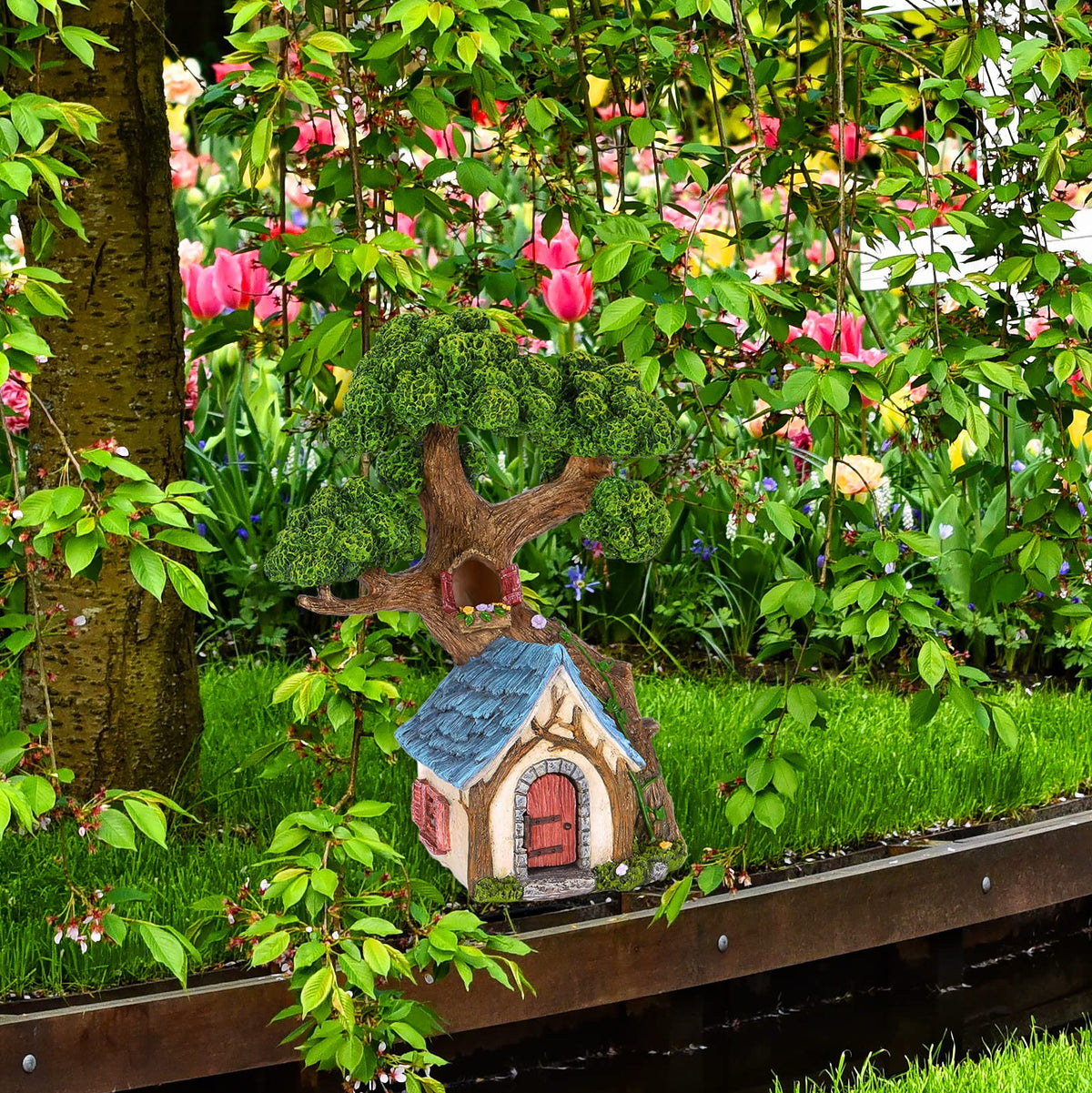 Mood Lab miniature residence with figures for charming display