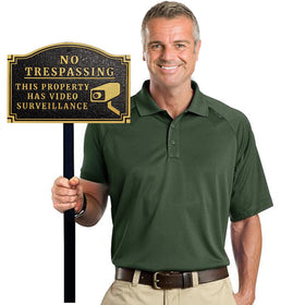 Morgtta 11.5 x 7.5 inch sign fits front doors and gates.
