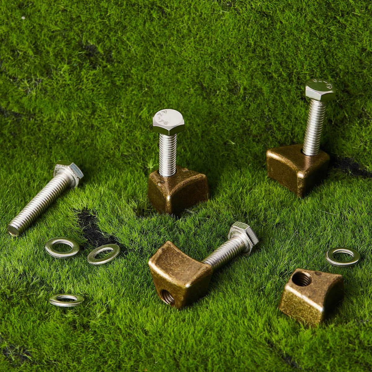 MorningRo package contents: four anchors and four bolts.