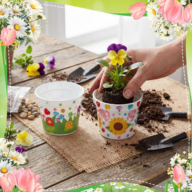 Motipuns spring-themed self-adhesive stickers enhance decorative appeal.
