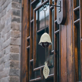 MrMrKura leaf-shaped wind chime captures retro charm for home decor.