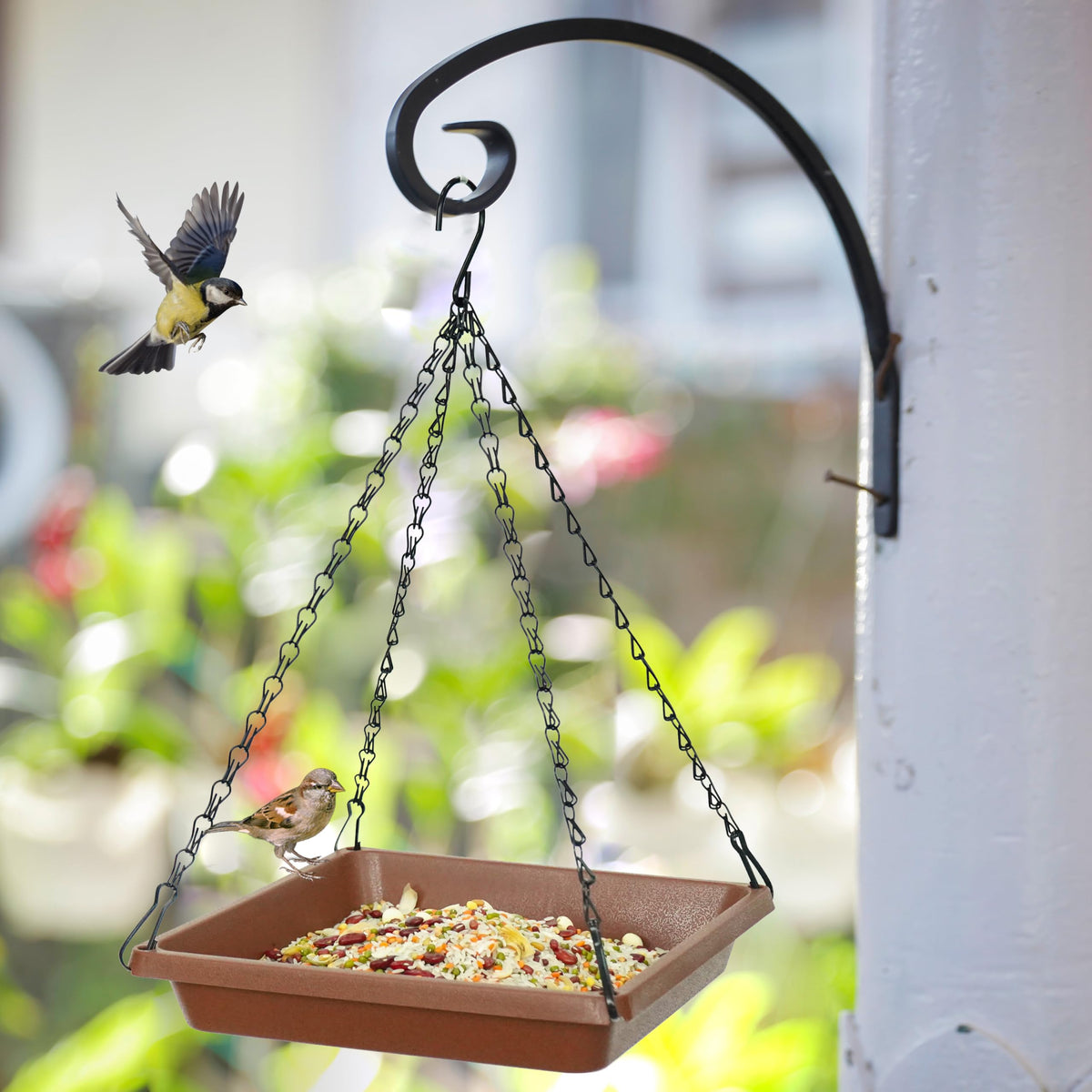 MSKIAUO sturdy recyclable plastic resists weather for year-round use.