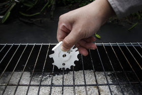 MSY BIGSUNNY Good Grip scraper cleans round grates for smoother grilling.