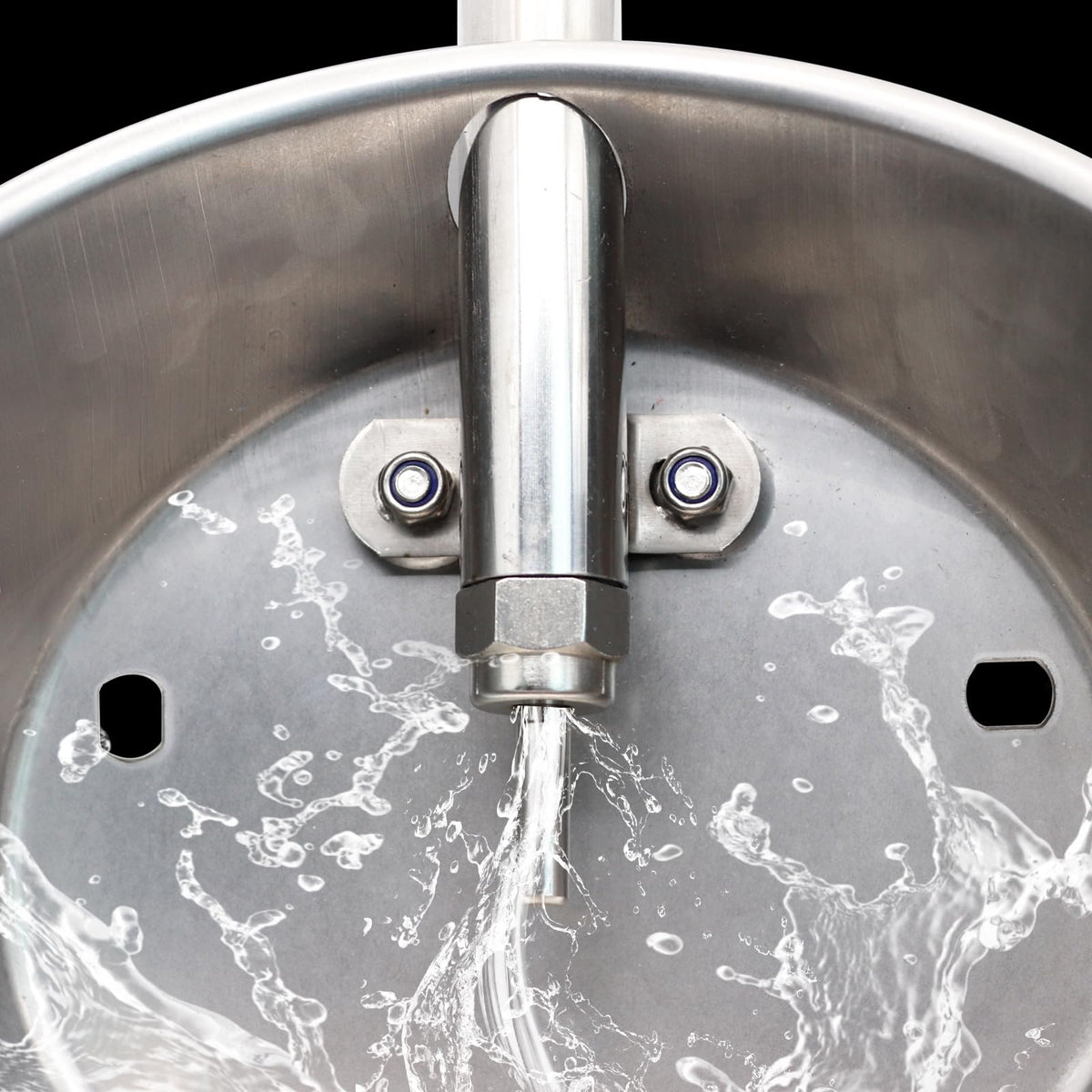 MUDUOBAN extra large waterer dimensions provide ample drinking space.