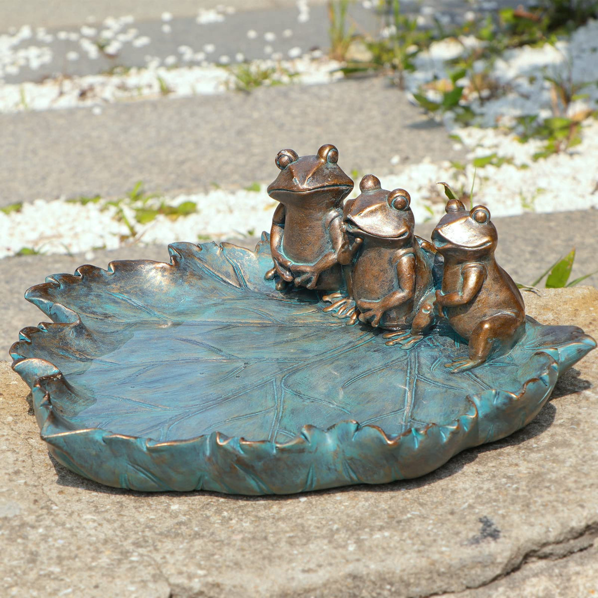 MUMTOP bird bath with outdoor leaf design and frog accents attract birds