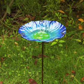 MUMTOP blue garden birdbath enhances outdoor aesthetics and birdwatching.