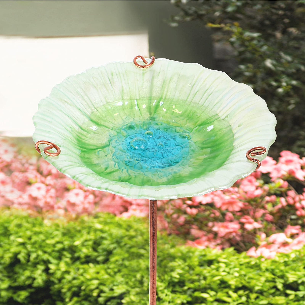 Four-pronged base keeps the MUMTOP birdbath steady.