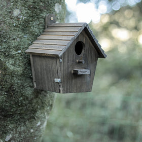 NATUREYLWL cardinal-friendly hanging birdhouse suitable for gardens