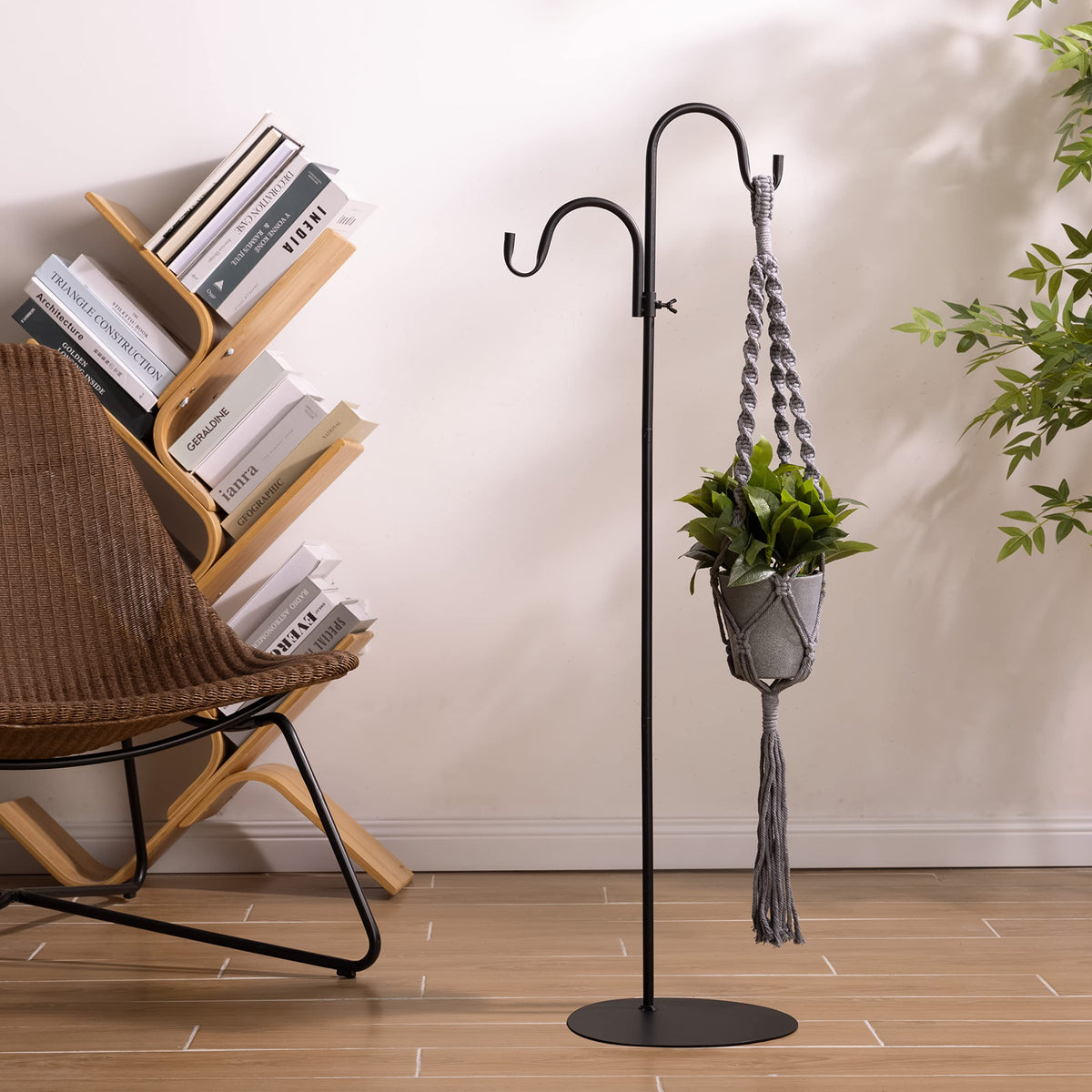 Navaris Shepherd Hook at 111 cm height for elevated feeders.