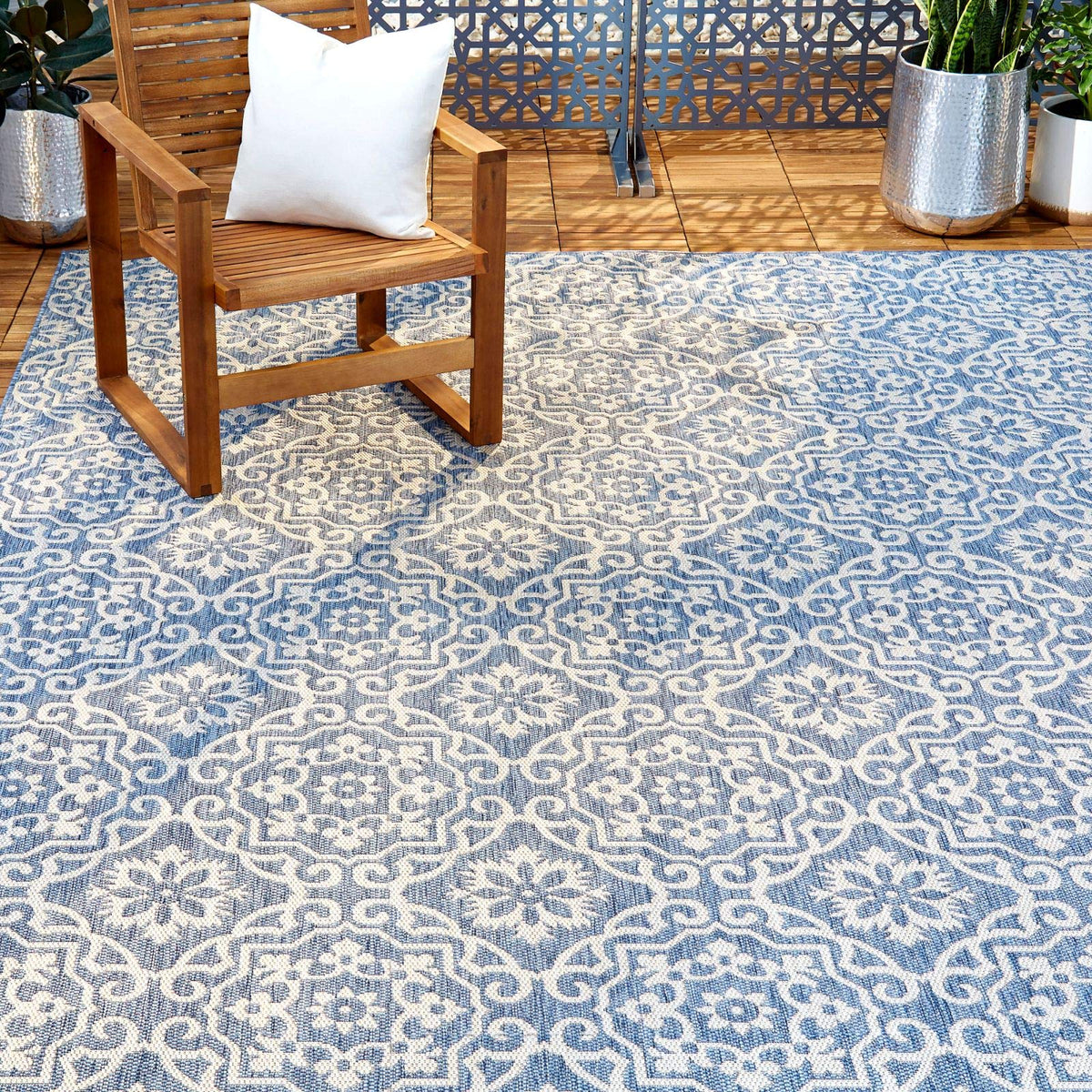 Nicole Miller New York Danica rug with medallion pattern for outdoor spaces