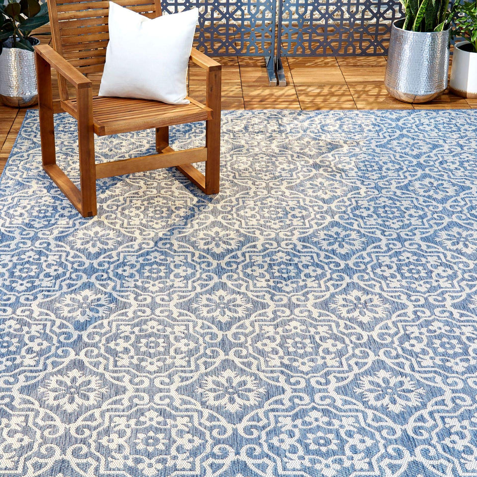 Nicole Miller New York Danica rug with medallion pattern for outdoor spaces