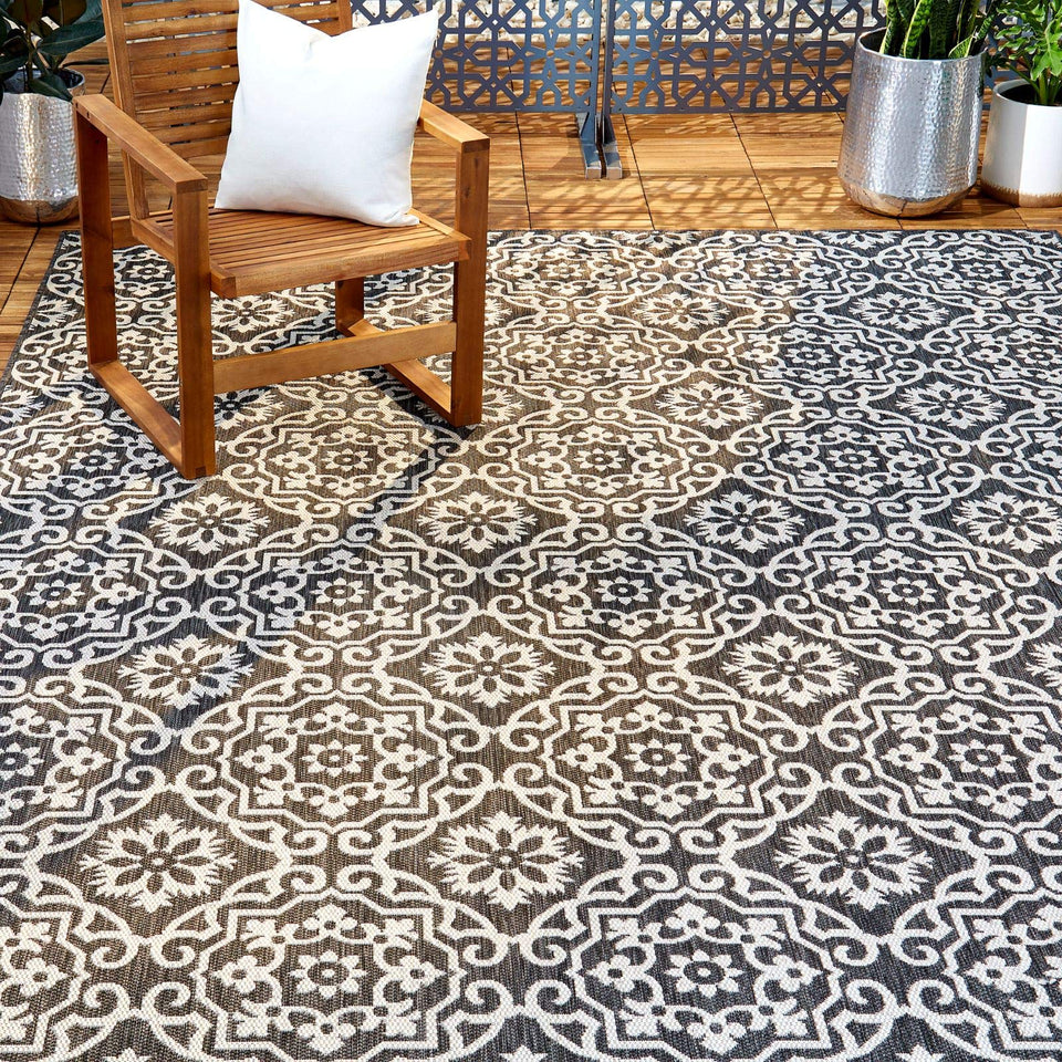 Nicole Miller New York Patio Country Danica rug medallion pattern enhances outdoor ambience.