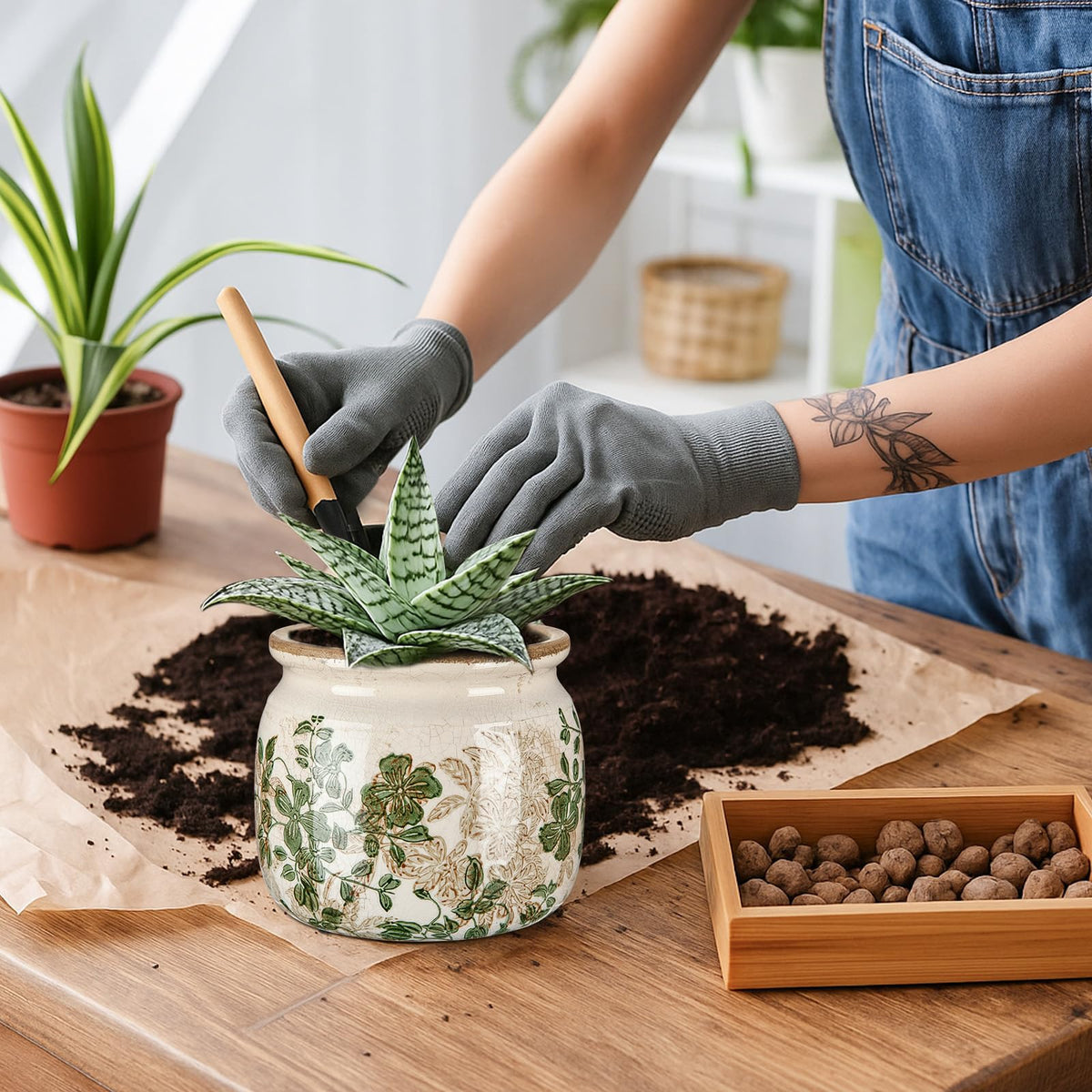 Ninehaoou plant pot used as a stylish desk organizer.