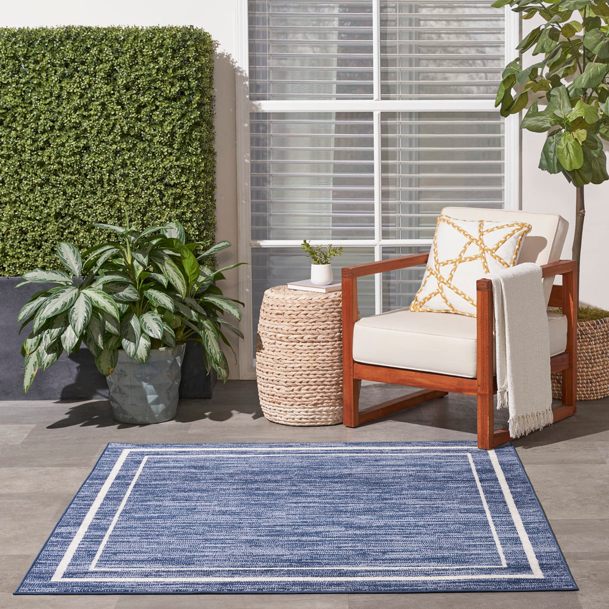 Nourison Essentials Navy/Ivory closeup fiber showcases tough polypropylene for easy cleaning after spills.