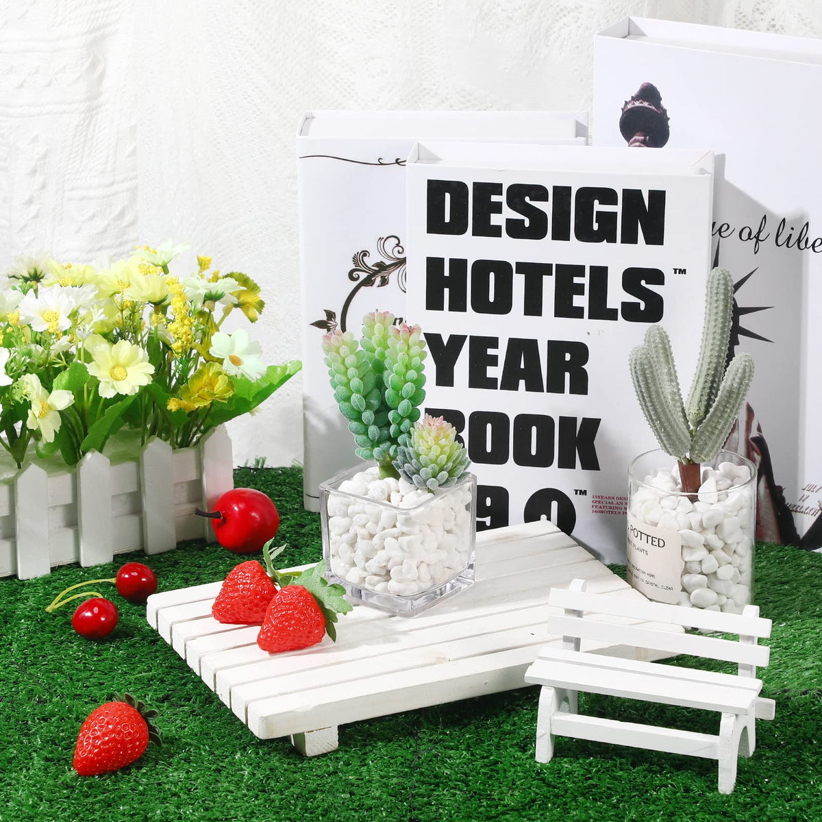 Nuanchu pet-friendly artificial turf square for training and decoration.