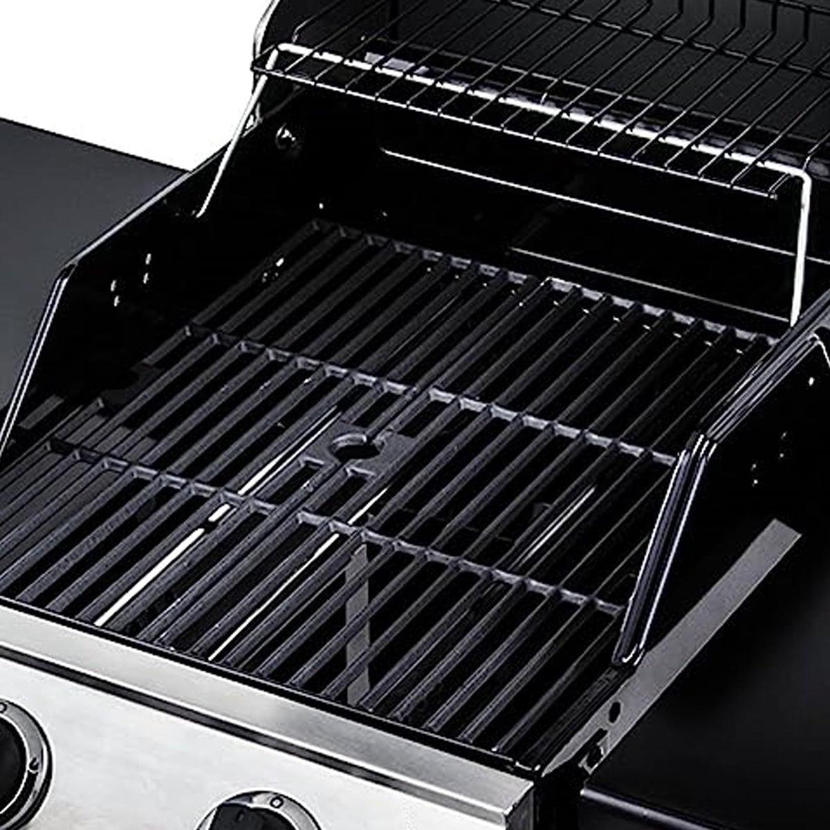 Even heat distribution across the grate surface for consistent grilling